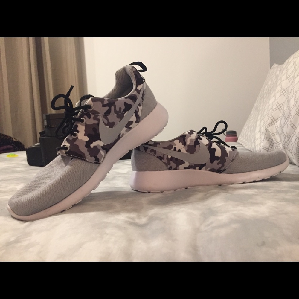 Grey/camo Nike roshes